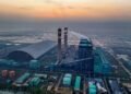 Chimeneas de plantas industriales a carbón en zona de procesamiento de níquel en Indonesia.