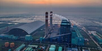 Chimeneas de plantas industriales a carbón en zona de procesamiento de níquel en Indonesia.