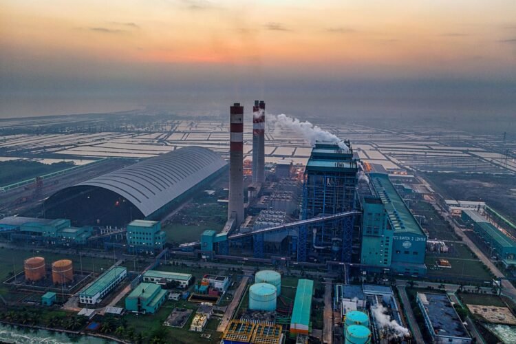 Chimeneas de plantas industriales a carbón en zona de procesamiento de níquel en Indonesia.
