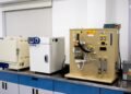 Laboratorio de química con matraces y catalizadores para la conversión de dióxido de carbono.