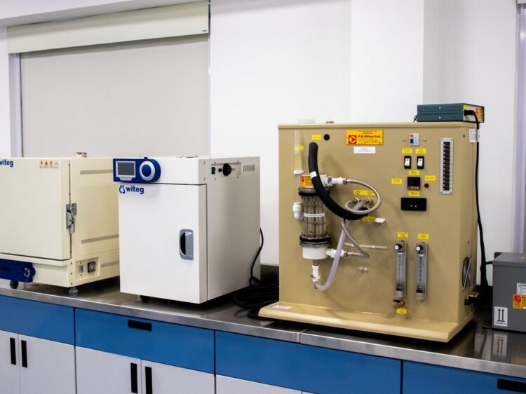 Laboratorio de química con matraces y catalizadores para la conversión de dióxido de carbono.