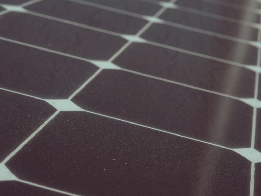 Panel solar flexible sobre superficie curva, ilustrando la tecnología de células orgánicas adaptables.