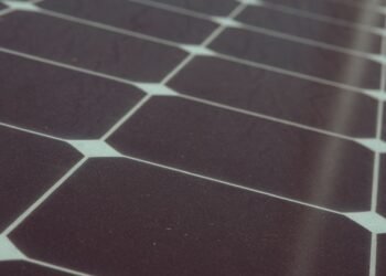 Panel solar flexible sobre superficie curva, ilustrando la tecnología de células orgánicas adaptables.