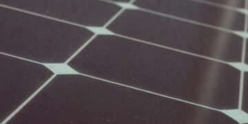 Panel solar flexible sobre superficie curva, ilustrando la tecnología de células orgánicas adaptables.