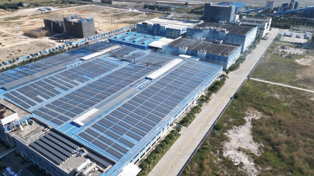Línea de producción de paneles solares en una fábrica, representando la fabricación escalable de células fotovoltaicas.