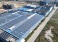 Línea de producción de paneles solares en una fábrica, representando la fabricación escalable de células fotovoltaicas.