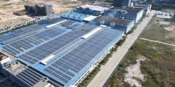 Línea de producción de paneles solares en una fábrica, representando la fabricación escalable de células fotovoltaicas.