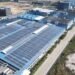 Línea de producción de paneles solares en una fábrica, representando la fabricación escalable de células fotovoltaicas.