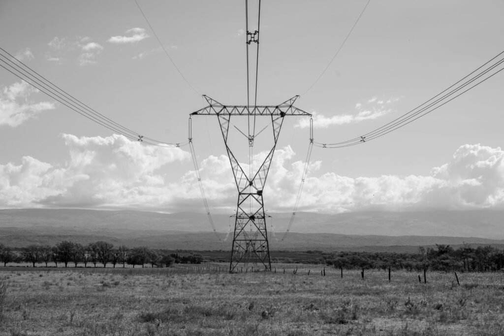 Líneas de transmisión eléctrica en Alabama al atardecer, representando la infraestructura energética bajo presión por el boom