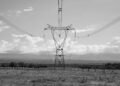 Líneas de transmisión eléctrica en Alabama al atardecer, representando la infraestructura energética bajo presión por el boom