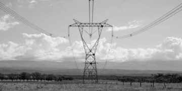 Líneas de transmisión eléctrica en Alabama al atardecer, representando la infraestructura energética bajo presión por el boom