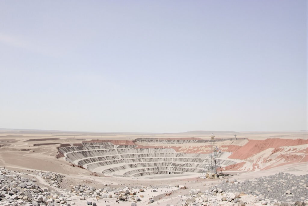 Vista aérea de una mina a cielo abierto en China, donde se extraen tierras raras y minerales críticos.