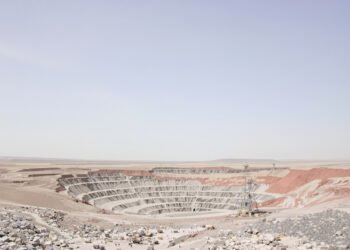 Vista aérea de una mina a cielo abierto en China, donde se extraen tierras raras y minerales críticos.