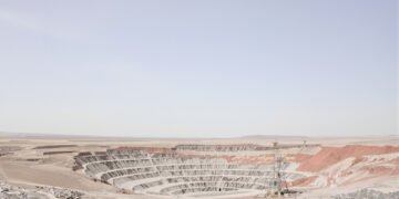 Vista aérea de una mina a cielo abierto en China, donde se extraen tierras raras y minerales críticos.