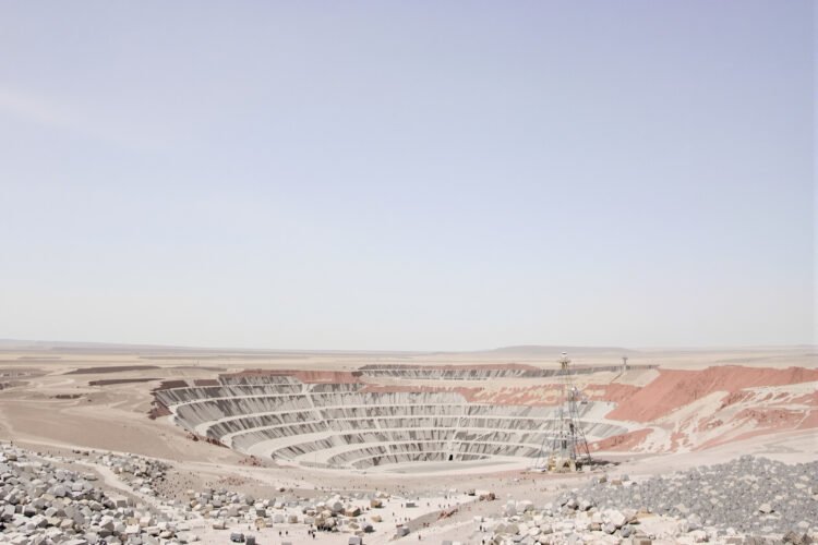 Vista aérea de una mina a cielo abierto en China, donde se extraen tierras raras y minerales críticos.