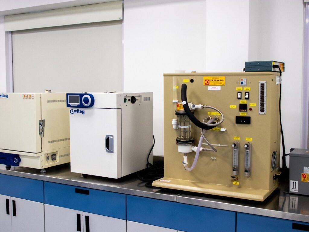 Laboratorio de investigación biotecnológica con equipamiento científico moderno, representando la apuesta china por biomedici