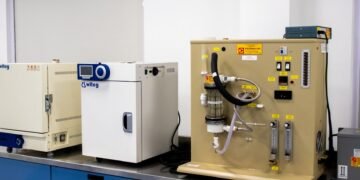 Laboratorio de investigación biotecnológica con equipamiento científico moderno, representando la apuesta china por biomedici