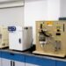 Laboratorio de investigación biotecnológica con equipamiento científico moderno, representando la apuesta china por biomedici