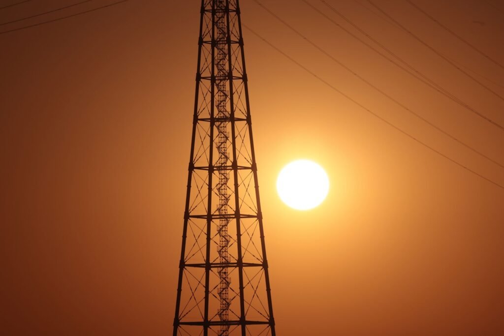 Torres de alta tensión en China al atardecer, simbolizando la red eléctrica del país asiático.