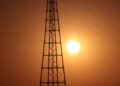 Torres de alta tensión en China al atardecer, simbolizando la red eléctrica del país asiático.