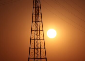 Torres de alta tensión en China al atardecer, simbolizando la red eléctrica del país asiático.