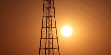 Torres de alta tensión en China al atardecer, simbolizando la red eléctrica del país asiático.