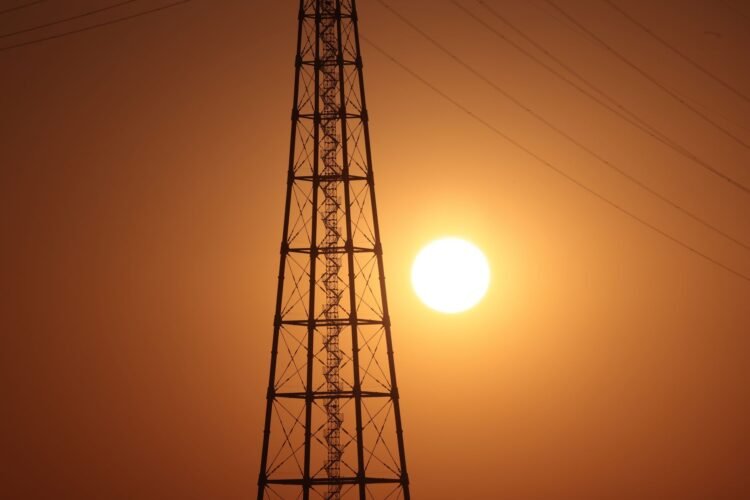 Torres de alta tensión en China al atardecer, simbolizando la red eléctrica del país asiático.