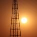 Torres de alta tensión en China al atardecer, simbolizando la red eléctrica del país asiático.