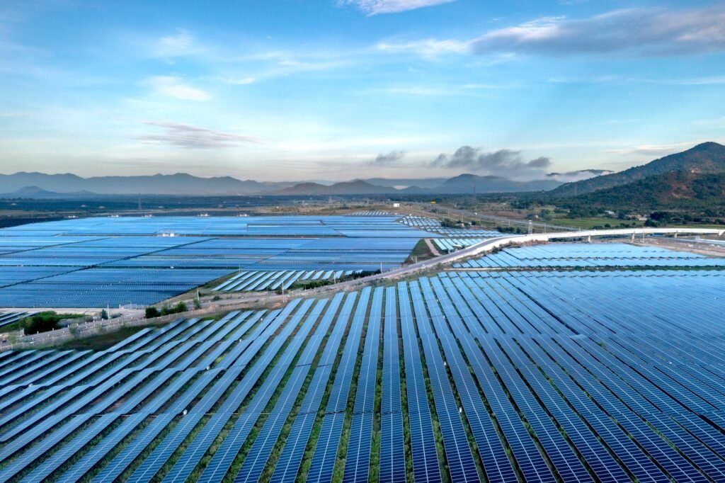 Paneles solares en un parque industrial asiático, imagen representativa de la descarbonización industrial china.