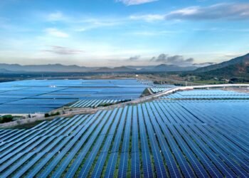 Paneles solares en un parque industrial asiático, imagen representativa de la descarbonización industrial china.