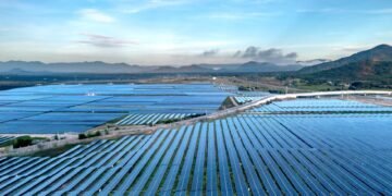 Paneles solares en un parque industrial asiático, imagen representativa de la descarbonización industrial china.