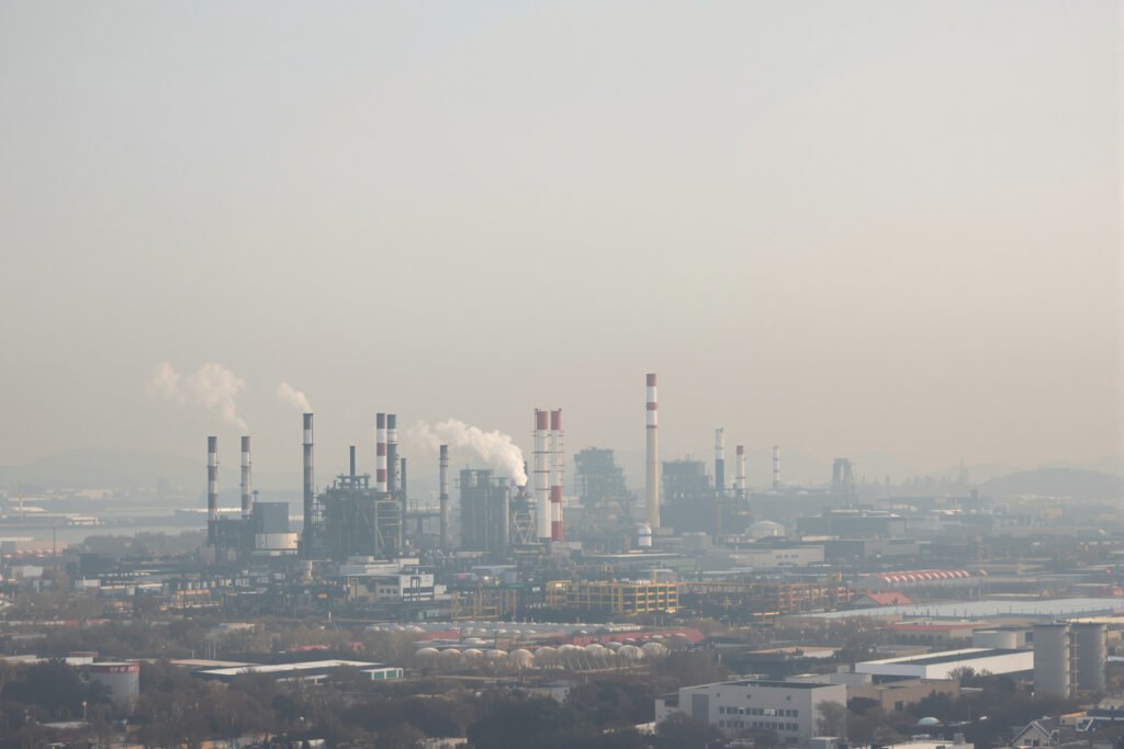 Paisaje industrial con smog en China, donde nueva ley impone responsabilidad vitalicia a funcionarios por daño ambiental.