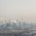 Paisaje industrial con smog en China, donde nueva ley impone responsabilidad vitalicia a funcionarios por daño ambiental.