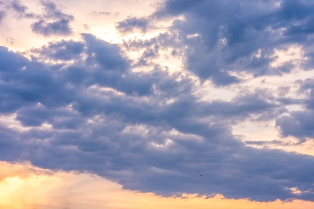 Nubes de tormenta avanzando sobre la llanura pampeana argentina durante un temporal.