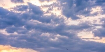 Nubes de tormenta avanzando sobre la llanura pampeana argentina durante un temporal.