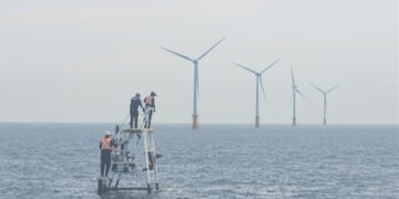 Turbinas eólicas offshore en el mar, donde miles de trabajadores estadounidenses perdieron sus empleos tras cancelaciones mas