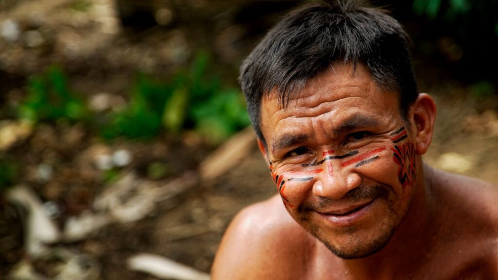 Río amazónico rodeado de bosque tropical, hábitat de comunidades indígenas en Latinoamérica.