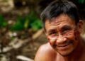 Río amazónico rodeado de bosque tropical, hábitat de comunidades indígenas en Latinoamérica.