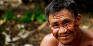 Río amazónico rodeado de bosque tropical, hábitat de comunidades indígenas en Latinoamérica.
