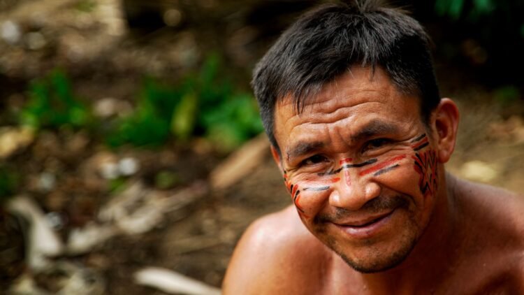 Río amazónico rodeado de bosque tropical, hábitat de comunidades indígenas en Latinoamérica.