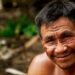Río amazónico rodeado de bosque tropical, hábitat de comunidades indígenas en Latinoamérica.