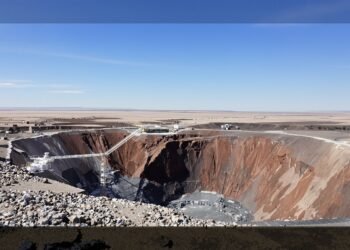 Mina de cobre a cielo abierto en los Andes peruanos, donde operan empresas chinas como Chinalco.