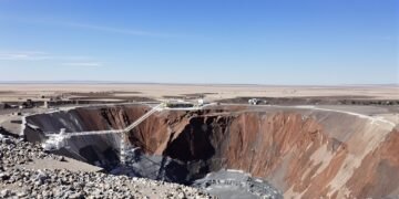 Mina de cobre a cielo abierto en los Andes peruanos, donde operan empresas chinas como Chinalco.