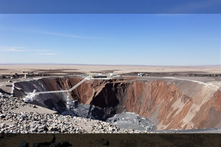 Mina de cobre a cielo abierto en los Andes peruanos, donde operan empresas chinas como Chinalco.