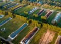 Vista aérea de una granja porcina industrial con lagunas de residuos en Carolina del Norte.
