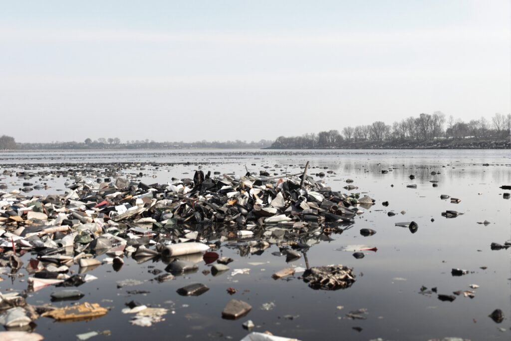 Residuos y desechos en un tramo de río inglés afectado por contaminación química persistente.