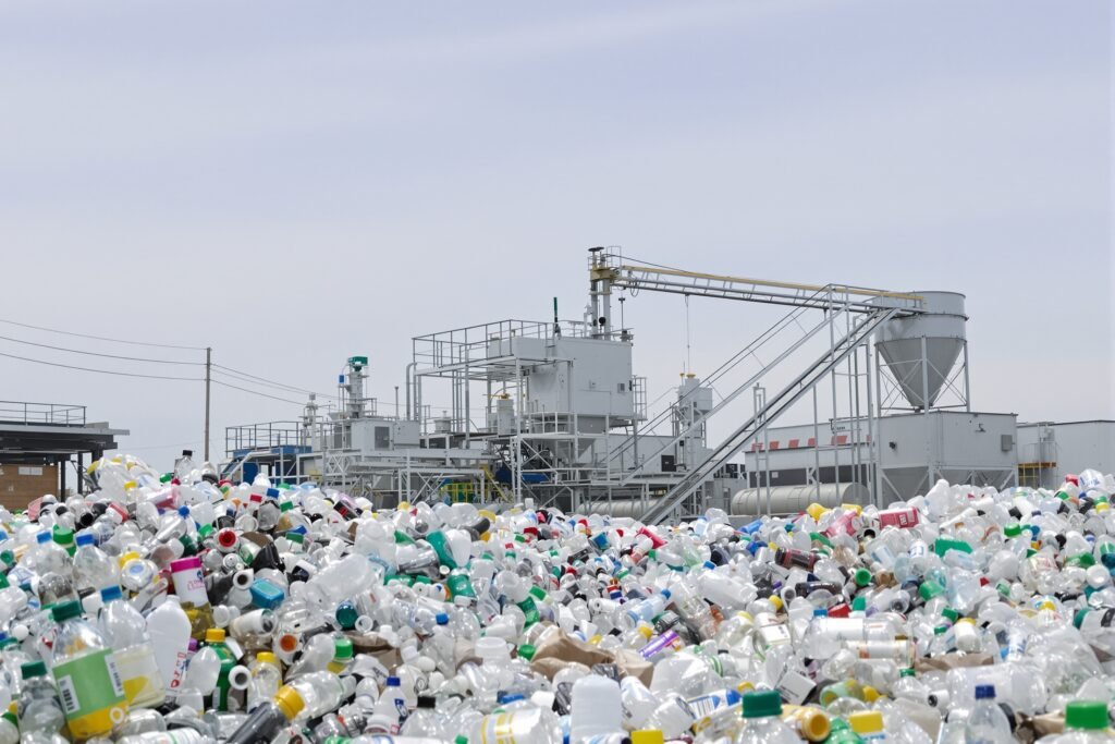 Residuos plásticos de botellas y envases listos para su conversión en hidrógeno limpio.