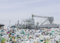 Residuos plásticos de botellas y envases listos para su conversión en hidrógeno limpio.