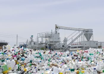 Residuos plásticos de botellas y envases listos para su conversión en hidrógeno limpio.