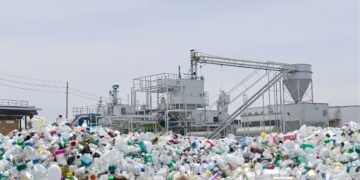 Residuos plásticos de botellas y envases listos para su conversión en hidrógeno limpio.
